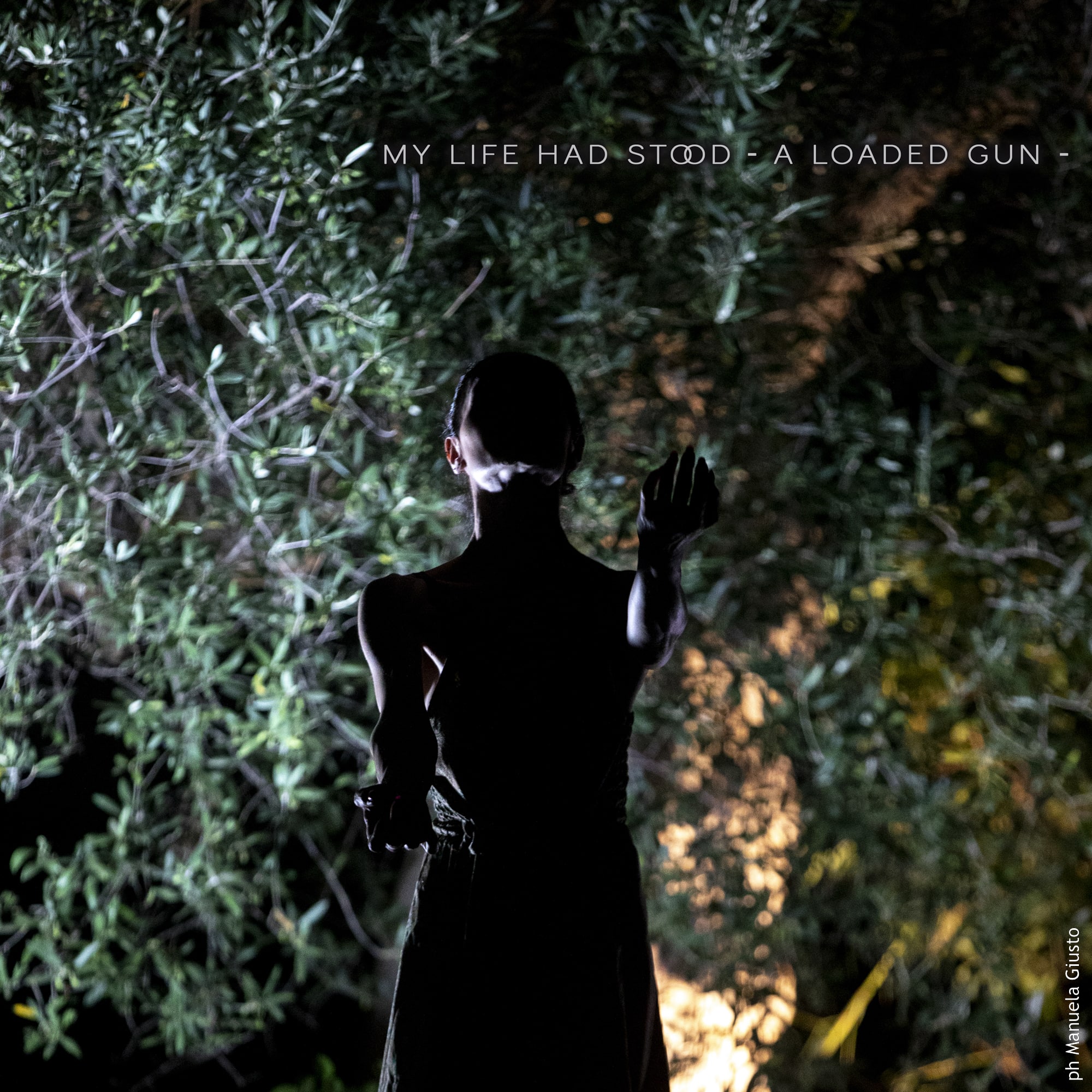 Album cover. Raffigura una ragazza in penombra davanti ad un albero.