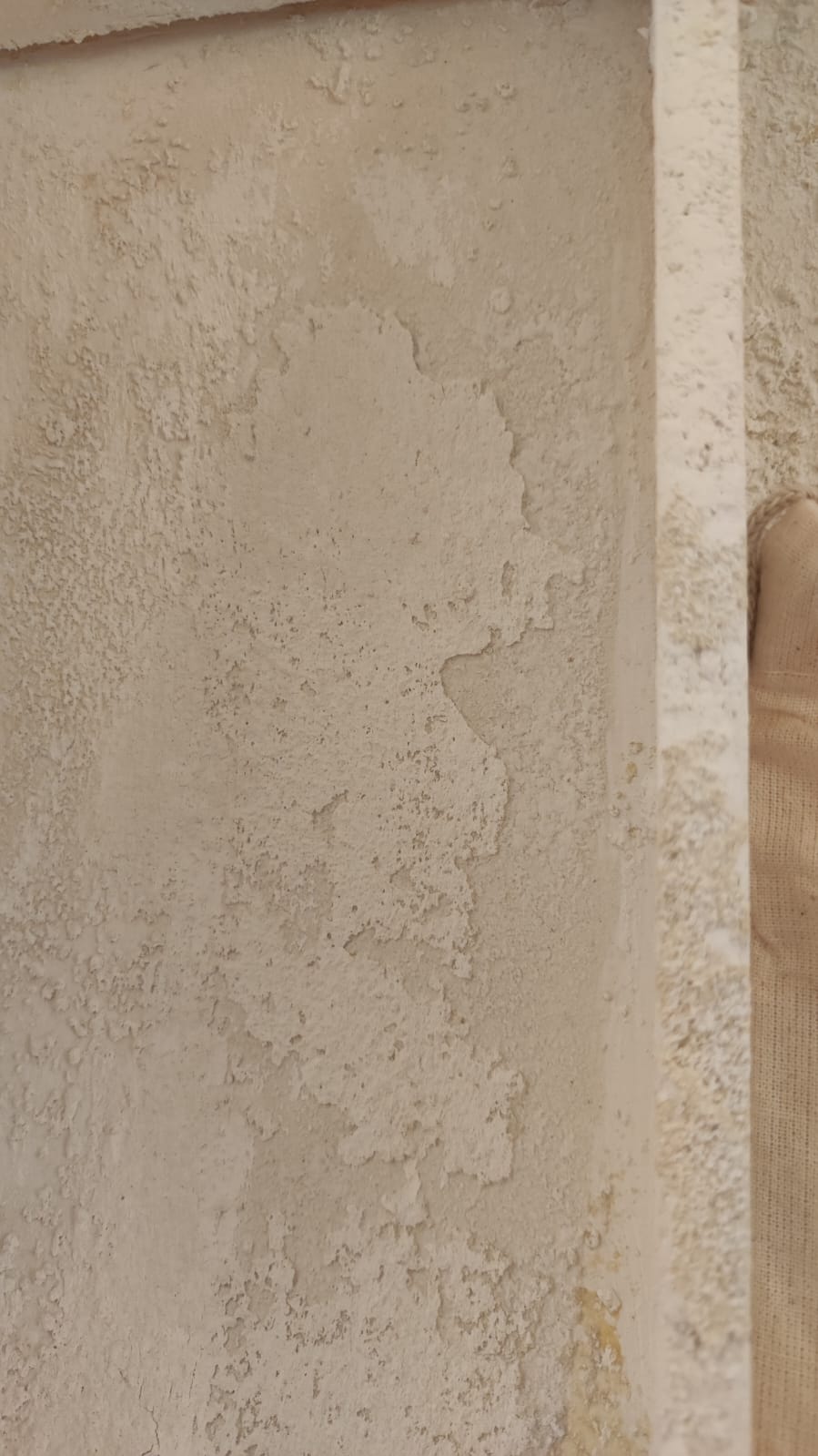 Dettaglio della copertura dello scrigno creata con gesso che si sgretola