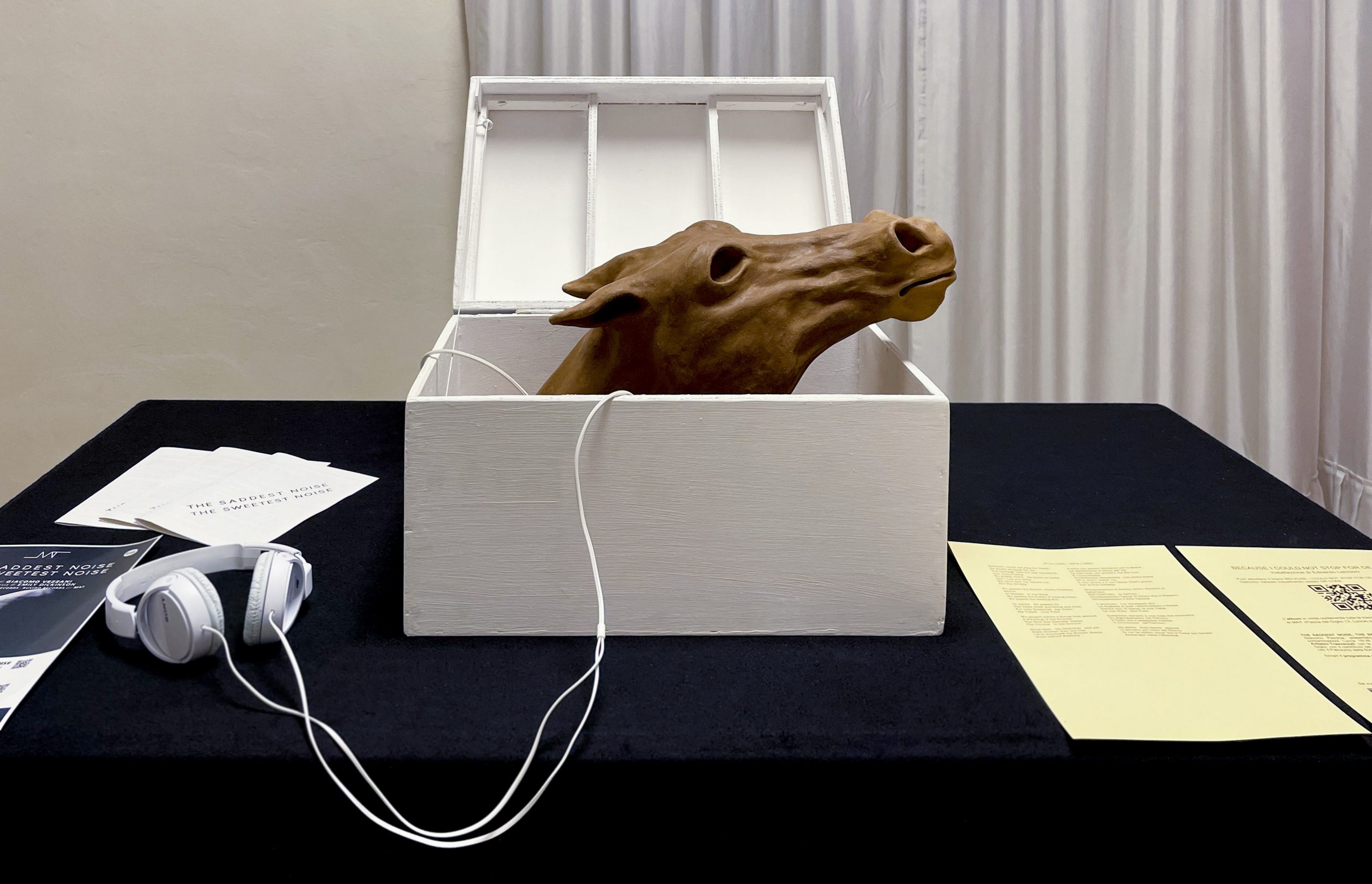 Immagine intera dello scrigno con all'interno la scultura di un cavallo